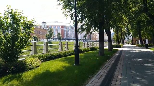 Нижний Новгород, вид снизу. Дмитриевская башня - Никольская башня