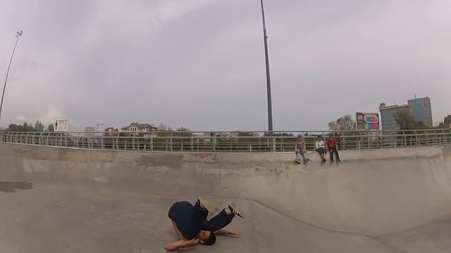 подскользнулся