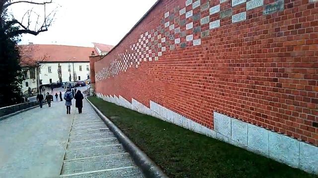 польша!польские улицы!краков!спуск с королевского замка!