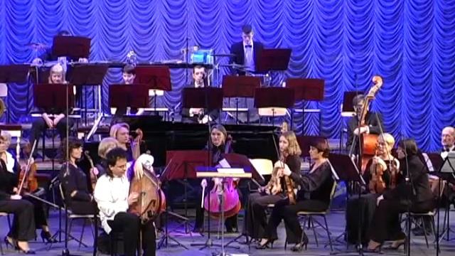 Р. Гриньків з оркестром театру ім. Магара