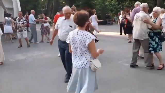 Я ОБНИМАЮ И ЦЕЛУЮ ТОЛЬКО ТЕБЯ!!!ЯРКИЕ МОМЕНТЫ,ПАРК ГОРЬКОГО,ХАРЬКОВ!!!