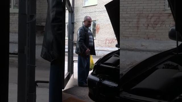 Нозящий дядька снимает нас на телефон:)