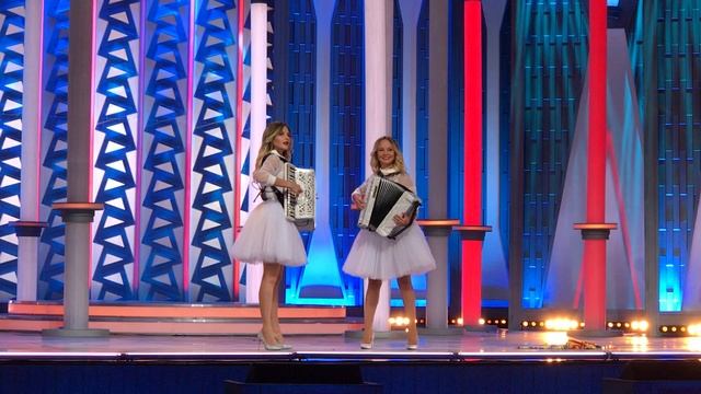 Юбка превращается в элегантную пачку! 
А я милого узнаю по походке 