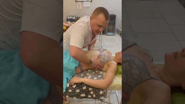 элемент спортивного массажа, проработка грудно-брюшной диафрагмы и тракция позвоночного столба