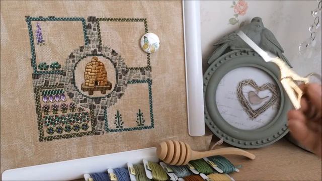 4. Вышивка крестом. Сэмплер Gathering Honey из журнала Cross Stitch And Country Crafts