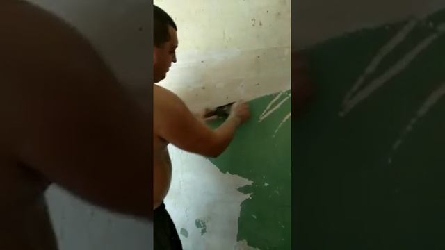 Друзья ещё один способ снятия совдепопвской краски с гипсовой стены  процесс  трудоемкий но эфектив