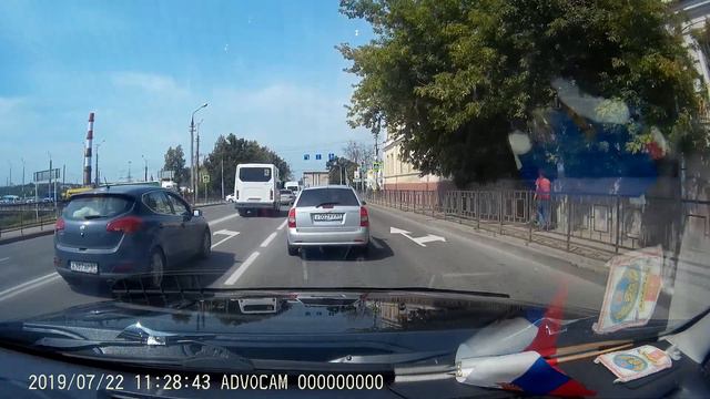 Проезд перекрестка с пересечением сплошной линии разметки..