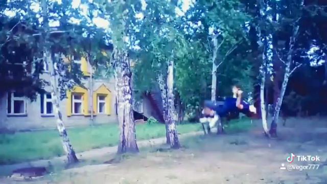 Паркур. Сальто от дерево и от земли.