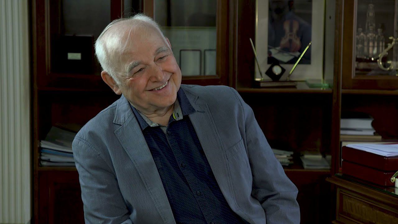 Пианист Никита Галактионов беседует с директором Свердловской филармонии А. Н. Колотурским