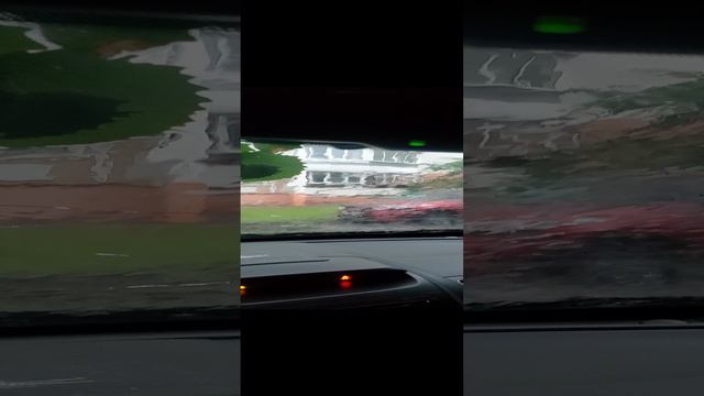 Дождь домой не пускает