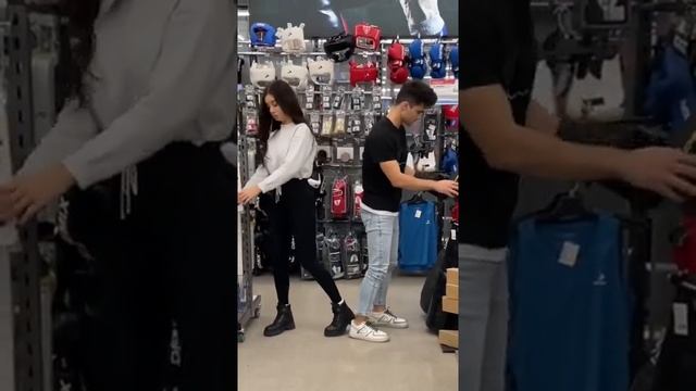 Хотела сесть с ними