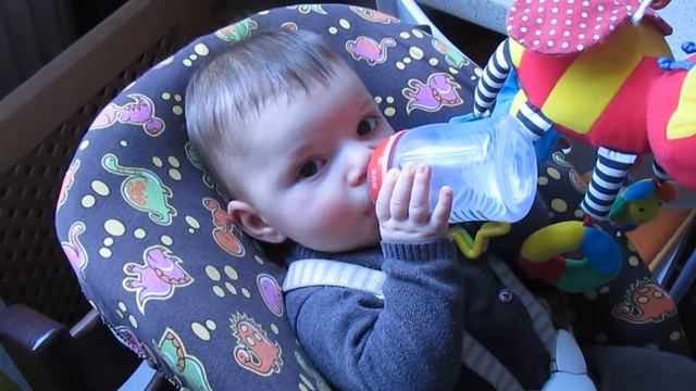 МАШКА-БУКАШКА ПЬЁТ ИЗ БУТЫЛОЧКИ :*)