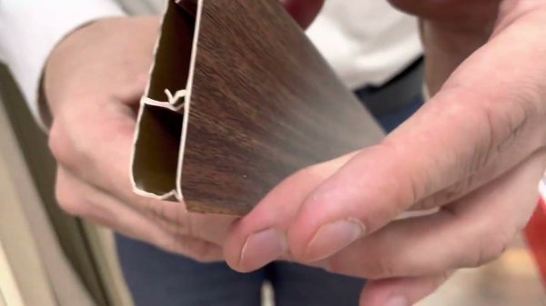 Плинтус ПВХ со съемной панелью Идеал Деконика 85 мм 001-G Белый глянцевый