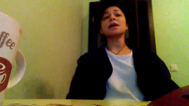 Реакция моей кошки на моё пение :)))))