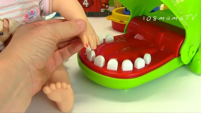 Крокодил Игра Кому Достанется Сюрприз? Мультики Как Мама Играет в Куклы Беби Бон 108мама тв