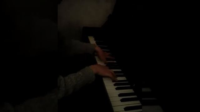 Очень хорошо играет на пианино