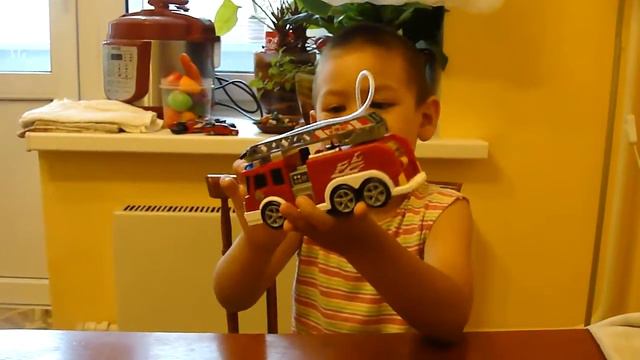 Обзор машинок. Мультик про машинки, смотрим разные машинки. Пожарная машинка, кран, автовышка.