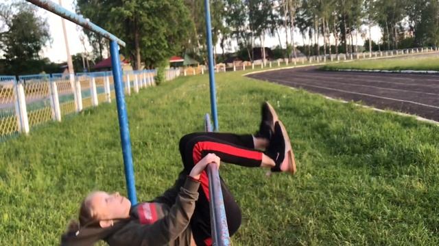 Простые трюки на турниках||Liza Veiss