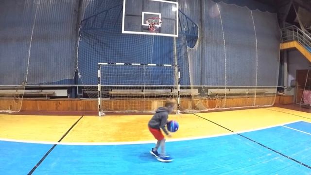 №147 - Персональная тренировка по баскетболу в 5 лет: пробуем джеб-стеб и бросок на большое кольцо