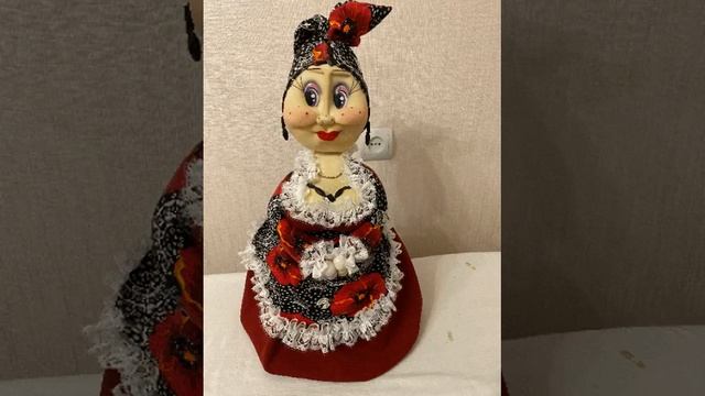 Баба на чайник яркая