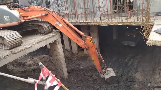 Экскаватор HITACHI ZX225USRLC компании Техоптимум.
