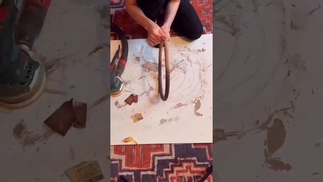 Снятие старого покрытия со стула