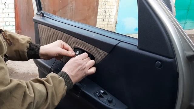 Ремонт дверей: снятие обшивки и замена ручек