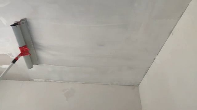 Механическая шпаклёвка потолка