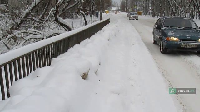 Снегопад. Тротуары завалены. Вышний Волочёк мост через речку Таболка