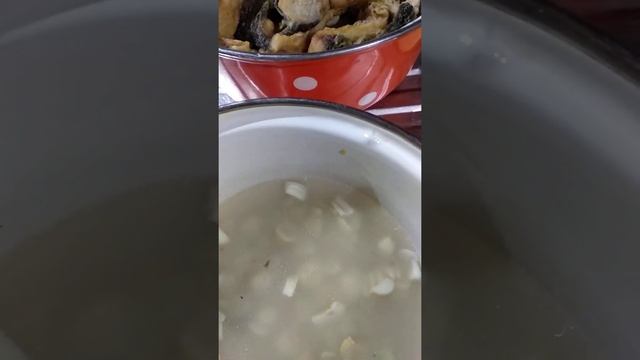 Жареный карп в чесночном соусе.