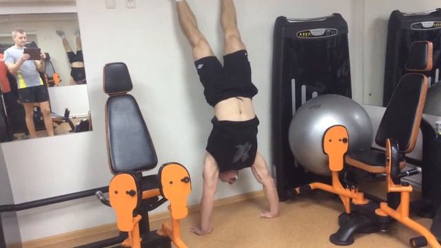 convict conditioning тренировка заключенных частичные отжимания в стойке на руках