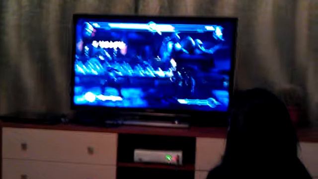 Девушки играют в Mortal Kombat