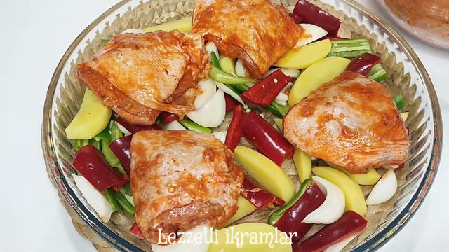 O KADAR LEZZETLİ Kİ NEREDEYSE HER GÜN PİŞİRİYORUM  Fırında Soslu Tavuk But Tarifi Ana Yemek Tarif