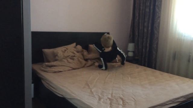 Кувырок на кровати