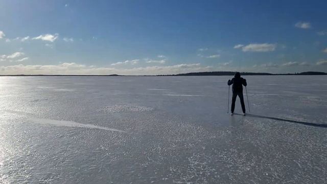 На льду на лыжах по озеру Вялье часть 1