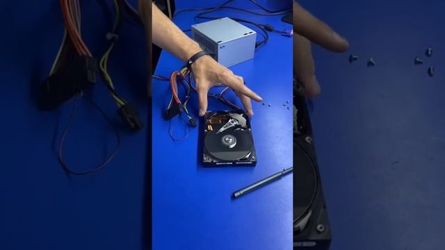 Смотрим как жесткий диск работает изнутри!