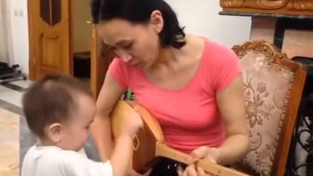 Мальчик играет домбра