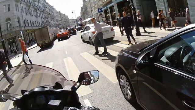 Таксист въехал в авто