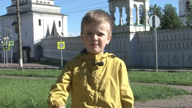 5-летний ребенок читает стихотворение Эдуарда Асадова