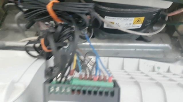 Холодильник Электролюкс.Не морозит .Пищит.