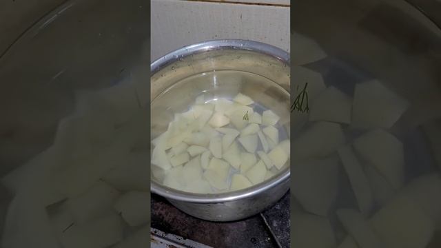 А пока поставили вариться картошку на суп с фрикадельками из говяжьего фарша.