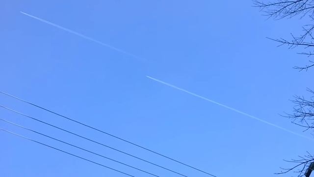 Нереально большой, летящий параллельно линии электро передач (ЛЭП), самолет.(Возможно НЛО). 2013