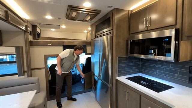 AVAILABLE 2024 Renegade Classic 38 CSB Tandem Axle 600hp Detroit Diesel! Performance Motorcoaches