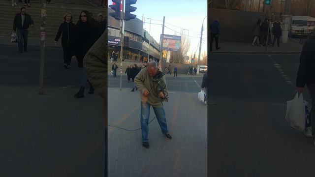 Уличный музыкант