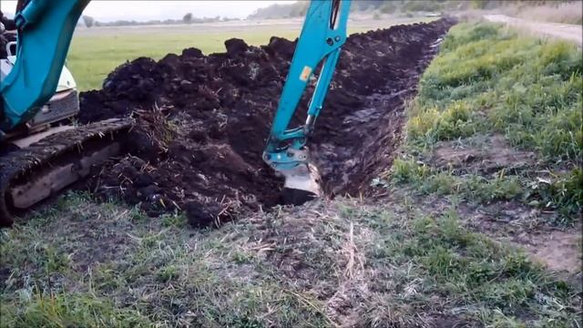 Евгений копает мелиоративную канаву на самом краю участка