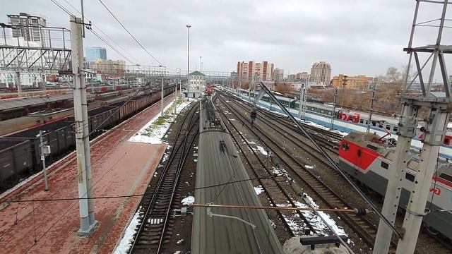 Электропоезд ЭД4МК-0052 отправляется со станции Новосибирск-Главный