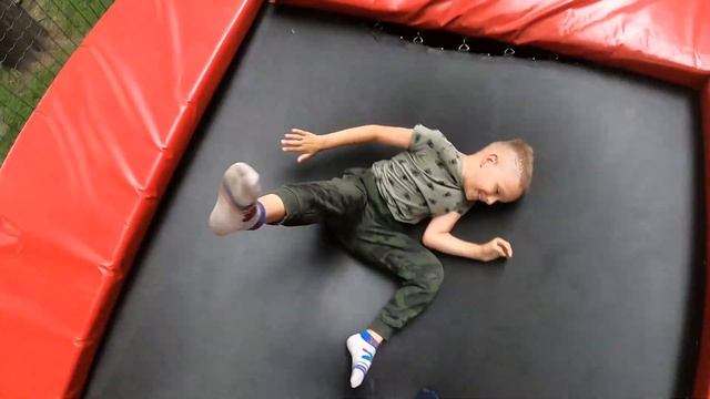 ТИМЫЧ УЧИТСЯ ДЕЛАТЬ САЛЬТО! - Наше первое видео