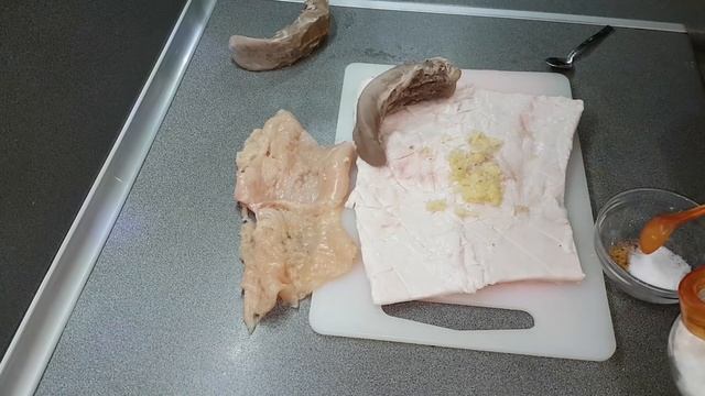 Беру САМОЕ ТОНКОЕ, дешёвое САЛО и вот что получается. Мясные рулеты очень вкусные и недорогие.