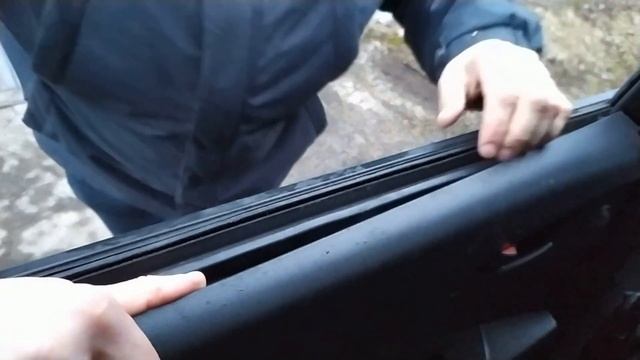 Как открыть заклинившую дверь автомобиля.