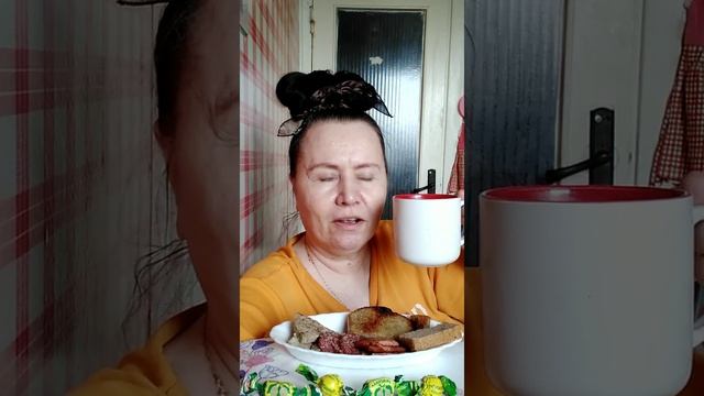 МУКБАНГ, колбаса,гренки ,УТРОМ В ВОДУ СЕЛИ И ДО ВЕЧЕРА  сидели?